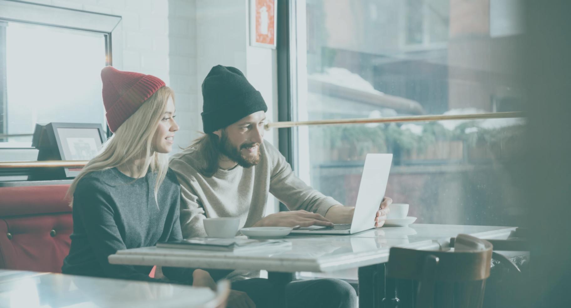 Студент працює з німецькими навчальними матеріалами за ноутбуком