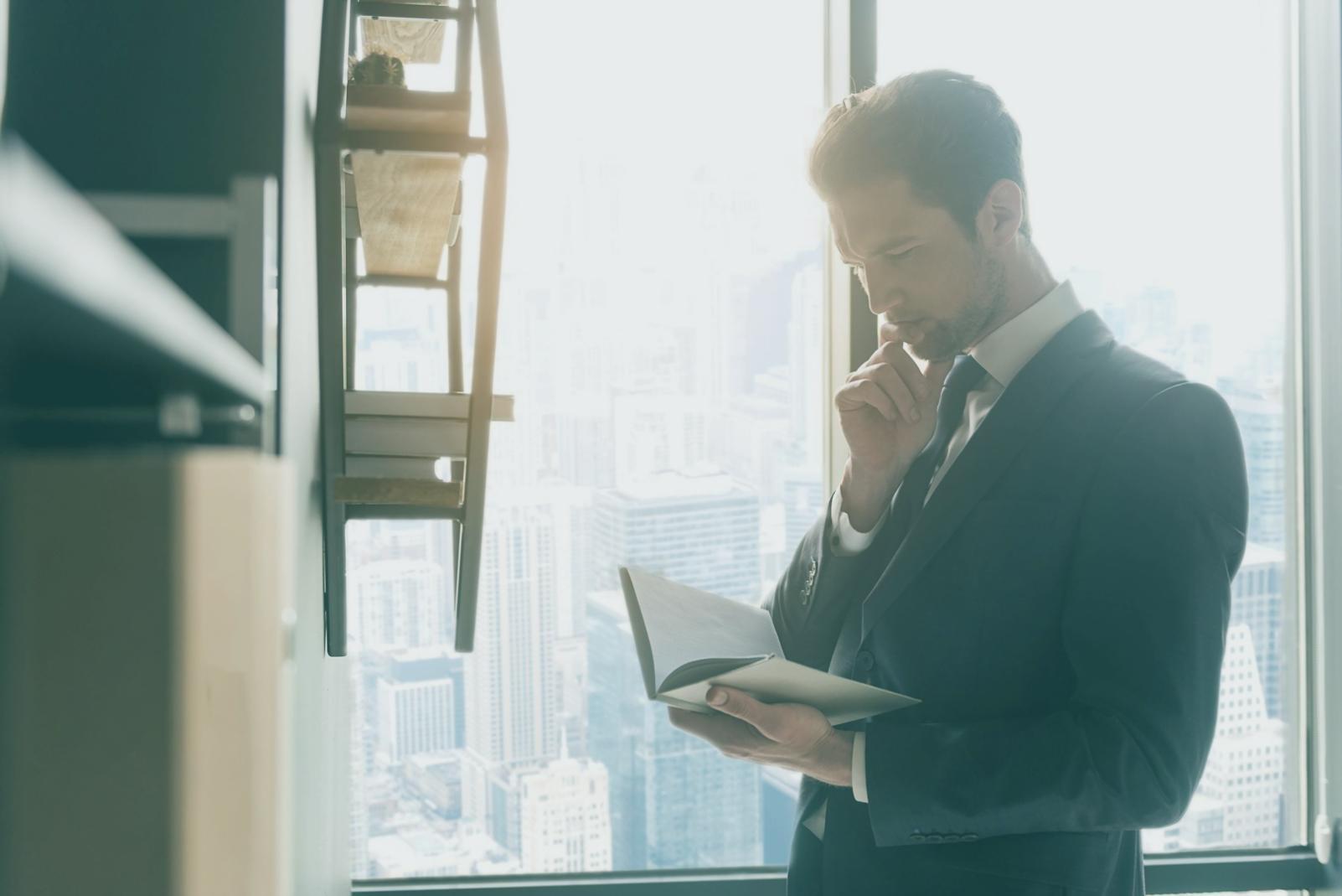 Викладач проводить інтерактивне заняття з німецької мови онлайн