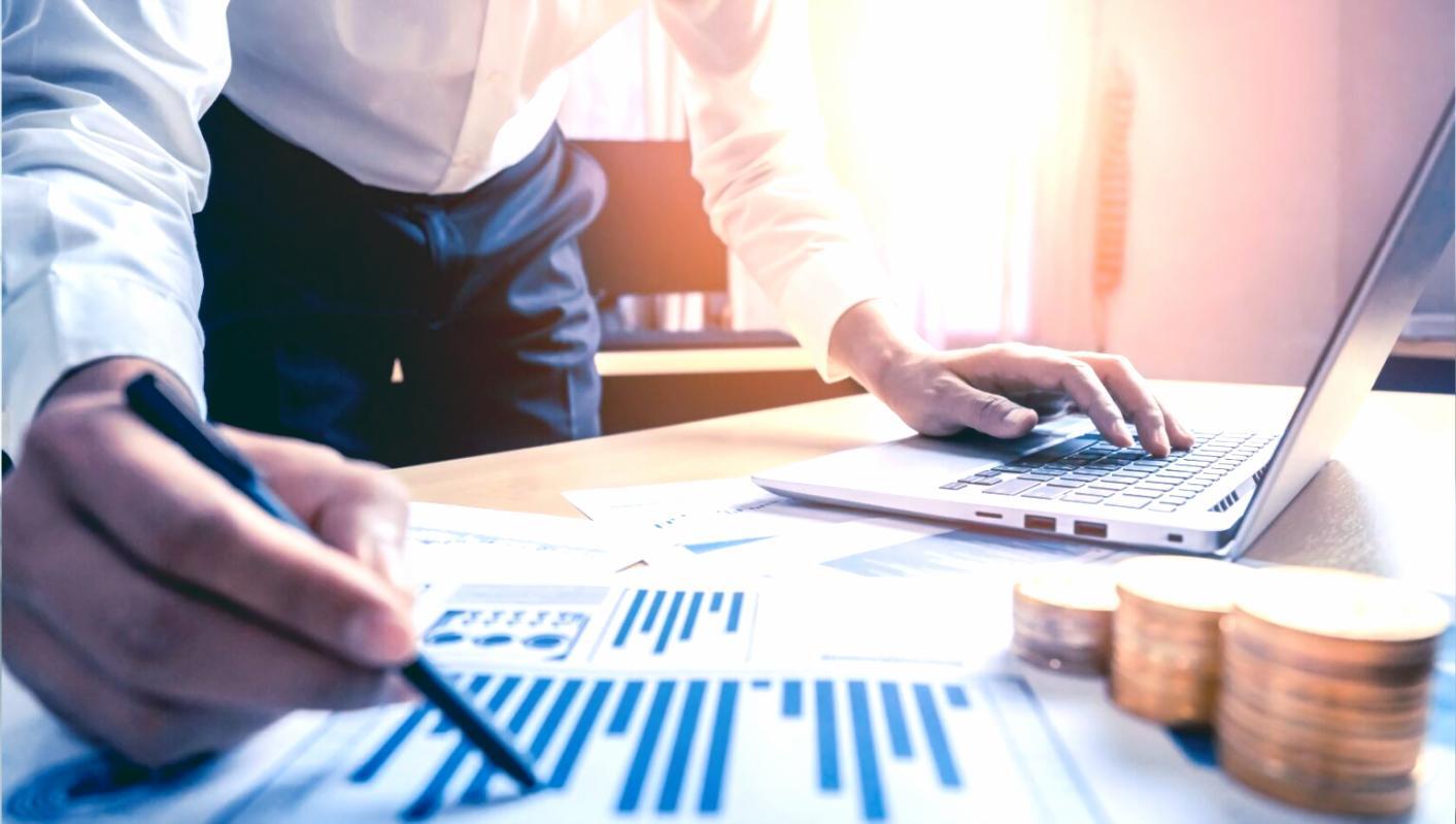 Навчальна платформа на екрані планшета з організованими модулями курсу